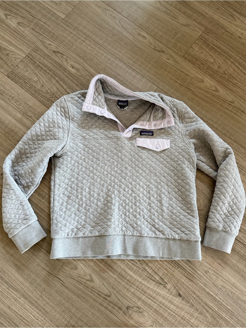 Patagonia Quilted Snap-T Pullover in Light Gray with Pale Pink Trim